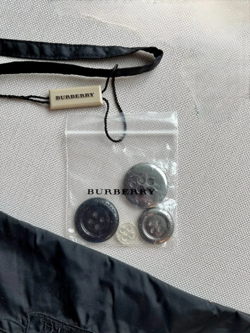 Burberry Replacement Buttons Set Sealed in Pouch with EKD Travel Bag
